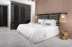Cama ou camas em um quarto em My Mykonos Hotel