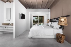 Cama ou camas em um quarto em My Mykonos Hotel