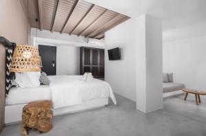 Cama ou camas em um quarto em My Mykonos Hotel