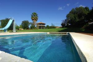 בריכת השחייה שנמצאת ב-Quinta do Mourão או באזור