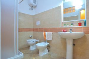 uma casa de banho com um lavatório e um WC em B&B Issicoro em Baunei