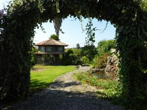 un arco que conduce a un jardín con cenador en Quinta do Mourão, en Tentúgal 19 fotos más
