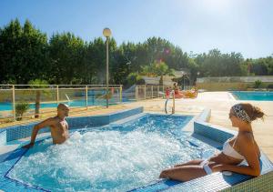 Bazén v ubytování Mobilhome Climatisé 3CH 6P dans Parc des 7 Fonts nebo v jeho okolí + 15 fotografií