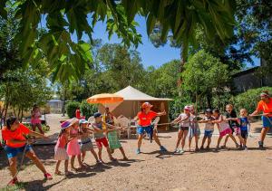 Hosté ubytování Mobilhome Climatisé 3CH 6P dans Parc des 7 Fonts
