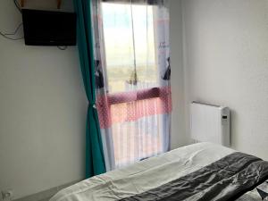Letto o letti in una camera di Barcaresa-MAISONNETTE VUE MER PIEDS DANS L'EAU WIFI