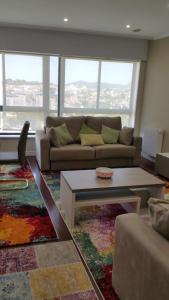 sala de estar con sofá y mesa de centro en Apartamento ideal Familias y Grupos, en Vigo