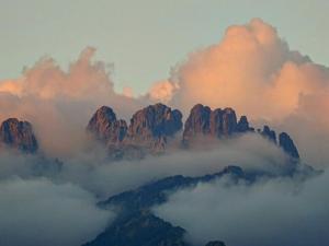 Un groupe de montagnes avec des nuages devant elles dans l'établissement Sole E Monti, à Quenza