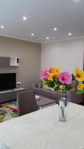 un jarrón de flores sobre una mesa en la sala de estar en Apartamento ideal Familias y Grupos, en Vigo
