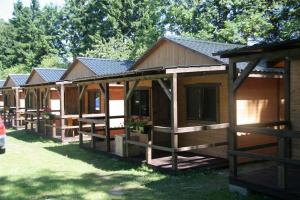 eine Reihe von Holzhäusern in einem Hof in der Unterkunft Na Skarpie in Jastrzębia Góra