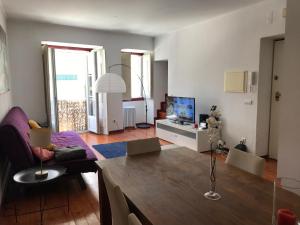 - un salon avec un canapé et une télévision dans l'établissement #Tram28_Cosy, à Lisbonne