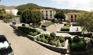 uma vista para um jardim com árvores e arbustos em El Jardín de las Retamas em Vilaflor