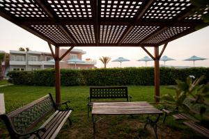 Ein Garten an der Unterkunft Phaedra Hotel
