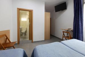 Postel nebo postele na pokoji v ubytování Hostal L'Alba