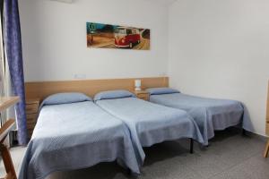 Postel nebo postele na pokoji v ubytování Hostal L'Alba