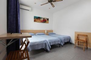 Postel nebo postele na pokoji v ubytování Hostal L'Alba