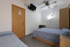 Postel nebo postele na pokoji v ubytování Hostal L'Alba