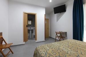 TV a/nebo společenská místnost v ubytování Hostal L'Alba