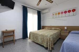 Postel nebo postele na pokoji v ubytování Hostal L'Alba