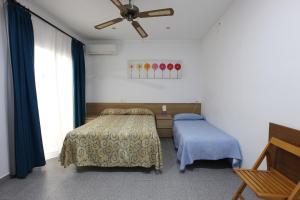 Postel nebo postele na pokoji v ubytování Hostal L'Alba