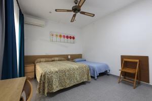 Postel nebo postele na pokoji v ubytování Hostal L'Alba