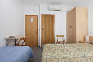 Postel nebo postele na pokoji v ubytování Hostal L'Alba