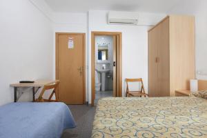Postel nebo postele na pokoji v ubytování Hostal L'Alba