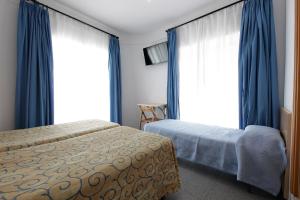 Postel nebo postele na pokoji v ubytování Hostal L'Alba