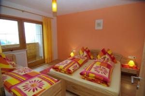 A bed or beds in a room at Landhaus Oberlehen