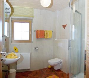 A bathroom at Landhaus Oberlehen Még 29 kép