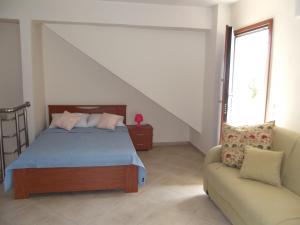 Un pat sau paturi într-o cameră la Kalives Summer House