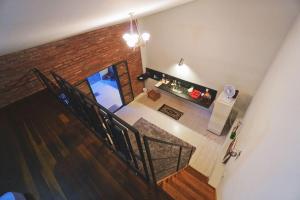 an overhead view of a living room with a brick wall at Suítes Brotas City in Brotas