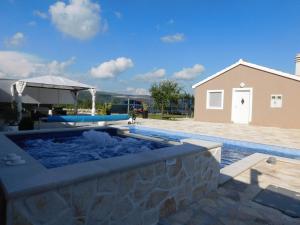 Bazén v ubytování Vacation house Radosic nebo v jeho okolí