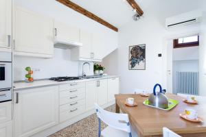 Kuchyň nebo kuchyňský kout v ubytování Prince Apartments