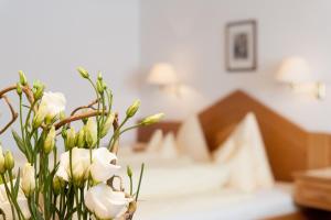 En eller flere senge i et værelse på Hotel Jagdhof Bed & Breakfast