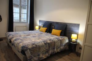 Een bed of bedden in een kamer bij Le Beau Carnot