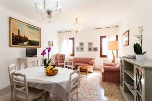 TV a/nebo společenská místnost v ubytování Prince Apartments