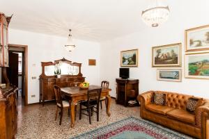 Część wypoczynkowa w obiekcie Prince Apartments