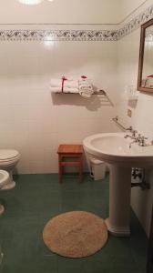 bagno con lavandino e servizi igienici di Sant'Antonio a Volterra
