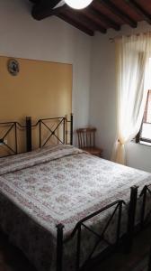 una camera con un grande letto di Sant'Antonio a Volterra