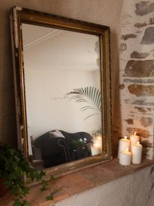 Le Loroux-BottereauにあるIl était une fois chez moi- La maison d'Eugénieの蝋燭が置かれた棚鏡
