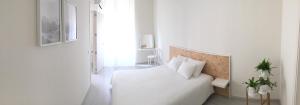 タラゴナにあるAmplio y luminoso apartamento con vistasの白いベッドルーム(白いベッド1台、窓付)