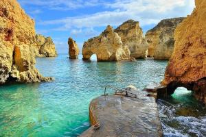 a body of water with rocks in the water w obiekcie Casa da Alegria w Lagosie