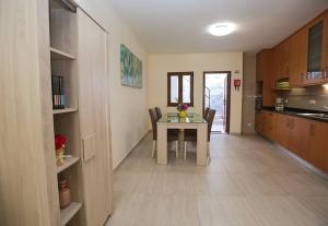 a kitchen and dining room with a table and chairs at Casa da Alegria in Lagos