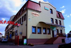 un edificio con una señal roja en el costado. en Mini-hotel on Elektrotechnichnaya Street 18 en Kiev