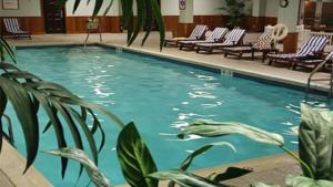 una piscina en un hotel con tumbonas en The Inn and Spa at East Wind, en Wading River