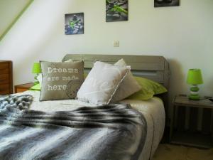 sypialnia z łóżkiem z poduszkami w obiekcie Chambres à la campagne au nord d' Amiens avec salle de bain privative w mieście Rubempré
