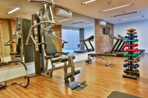 The fitness centre and/or fitness facilities at Maringá Airport Hotel
