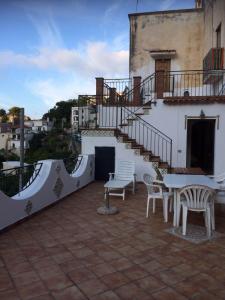 - une terrasse avec une table et des chaises dans un bâtiment dans l'établissement Amalfi wonderful House, à Scala