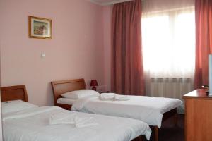 Postel nebo postele na pokoji v ubytování Hotel Vila Sunce + 37 fotografií