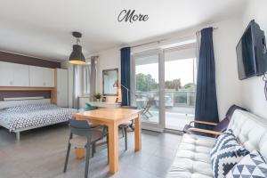 salon ze stołem i łóżkiem w obiekcie Apartment Lux More w Medulinie +37 zdjęć